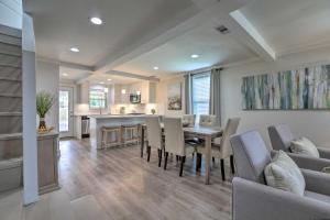 Χώρος καθιστικού στο Walk to Beach Home in Galveston!