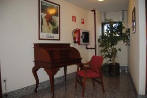 A television and/or entertainment centre at Hostal El Mirador