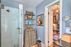 Ένα μπάνιο στο Vicksburg Home with 3 Porches, Walk to Downtown +24 φωτογραφίες