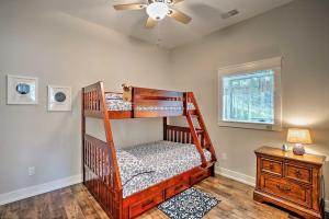 Katil dua tingkat atau katil-katil dua tingkat dalam bilik di Grand Rapids Area Lakefront House with Dock