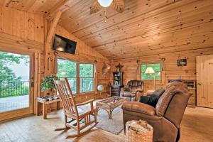 una sala de estar con sofá y sillas en una cabaña en Cozy Amish Country Cabin on Shipshewana Lake! en Shipshewana