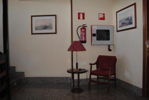 A television and/or entertainment centre at Hostal El Mirador