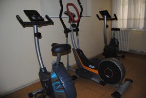The fitness centre and/or fitness facilities at Hostal El Mirador