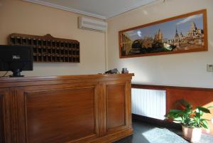 A television and/or entertainment centre at Hostal El Mirador