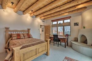 Кровать или кровати в номере Adobe-Style Home with Views Less Than 5 Mi to Santa Fe Plaza