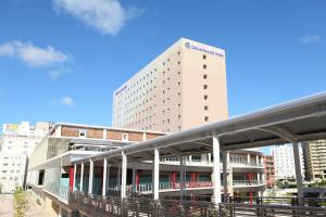 un edificio de hospital con un edificio en el fondo en Daiwa Roynet Hotel Naha Kokusaidori, en Naha