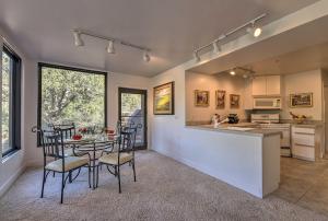 Kuchyň nebo kuchyňský kout v ubytování Private Patio and Red Rock Views Sedona Apt! + 16 fotografií