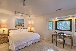 um quarto com uma cama, uma secretária e 2 janelas em Sedona Apartment with Private Patio and Red Rock Views em Sedona