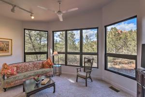 Posezení v ubytování Private Patio and Red Rock Views Sedona Apt!