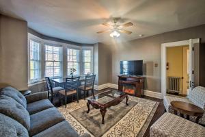 雷丁1 Mi to Reading Pagoda Cozy Apt with Patio Access!的带沙发和桌子的客厅