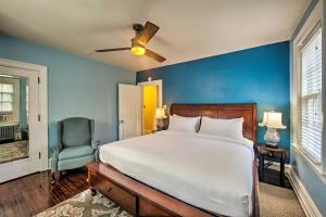 雷丁1 Mi to Reading Pagoda Cozy Apt with Patio Access!的卧室里有一张大床和一面蓝色的墙