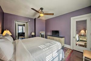 1 Mi to Reading Pagoda Cozy Apt with Patio Access!客房内的一张或多张床位