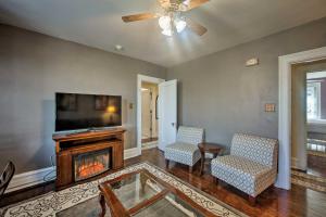 雷丁1 Mi to Reading Pagoda Cozy Apt with Patio Access!的带壁炉和电视的客厅