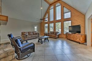 uma sala de estar com sofás e uma televisão de ecrã plano em 7 half Acre Private Ranch Home with Pool and Game Loft em Magnolia