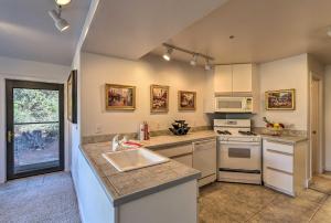 Kuchyň nebo kuchyňský kout v ubytování Private Patio and Red Rock Views Sedona Apt!