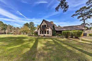 Imagen de la galería de 7 half Acre Private Ranch Home with Pool and Game Loft, en Magnolia