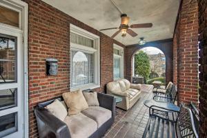 1 Mi to Reading Pagoda Cozy Apt with Patio Access!的休息区