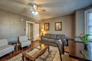 1 Mi to Reading Pagoda Cozy Apt with Patio Access!的休息区