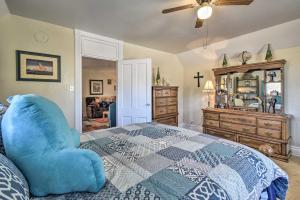 En eller flere senge i et værelse på Lake Michigan Vacation Rental 1 Block to Marina!