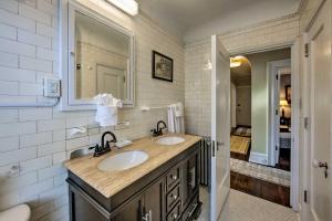 雷丁1 Mi to Reading Pagoda Cozy Apt with Patio Access!的带两个水槽和一面镜子的浴室