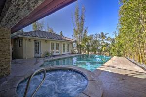 ein Swimmingpool im Hinterhof eines Hauses in der Unterkunft El Cajon Home with Pool, Grill Station and Decks in El Cajon