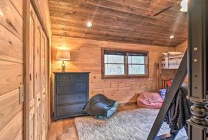 Posezení v ubytování 8 Mi to Dtwn Murphy! Cabin with Nottely River Views