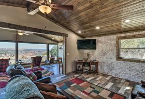 sala de estar con sofá y ventilador de techo en Charming Texas Home with Stunning Canyon Views! en Canyon