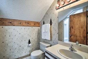 Ένα μπάνιο στο Bellaire Townhome on Summit Mtn with 2 Balconies!
