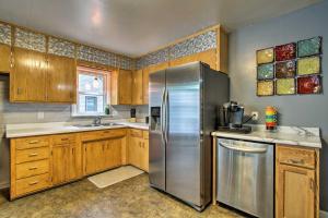 A cozinha ou cozinha compacta de Rochester House with Yard - 5 Minutes to Mayo Clinic