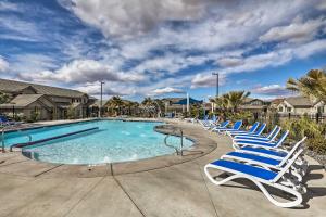 una fila de tumbonas alrededor de una piscina en Utah Home with Pool Access Near St George and Zion!, en Washington