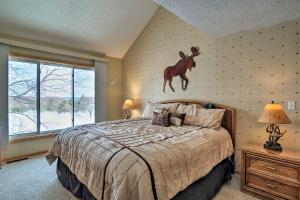 Un pat sau paturi într-o cameră la Townhome on Summit Mtn - Skiers Dream!