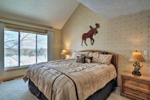 Ένα ή περισσότερα κρεβάτια σε δωμάτιο στο Bellaire Townhome on Summit Mtn with 2 Balconies!