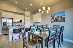 Un comedor y una cocina con mesa y sillas. en Utah Home with Pool Access Near St George and Zion!, en Washington