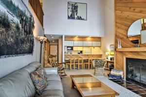 sala de estar con sofá y chimenea en Townhome on Summit Mtn - Skiers Dream! en Bellaire