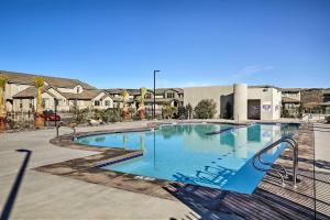 una gran piscina en medio de un edificio en Utah Home with Pool Access Near St George and Zion!, en Washington