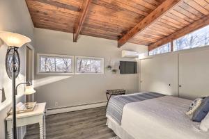Un ou plusieurs lits dans un hébergement de l'établissement Renovated and Cozy Cottage on Cayuga Lake Wine Trail
