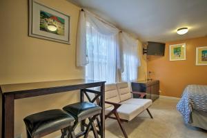 Gallery image of Hip Studio with Patio 1 Mi to Pompano Beach Pier in Pompano Beach +16 photos