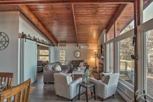 - un salon avec un canapé et des chaises dans l'établissement Renovated and Cozy Cottage on Cayuga Lake Wine Trail, à Seneca Falls