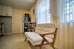 אזור ישיבה ב-Hip Studio with Patio 1 Mi to Pompano Beach Pier