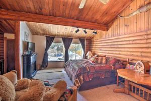 um quarto com uma cama e uma mesa num quarto em Walk to Lava Hot Springs Pools from Cozy Cabin! em Lava Hot Springs