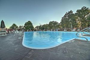 Swimmingpoolen hos eller tæt på Stylish Walk-In Resort Condo Near Downtown Branson
