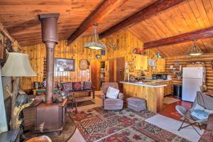 uma cozinha e sala de estar de um chalé de madeira em Walk to Lava Hot Springs Pools from Cozy Cabin! em Lava Hot Springs