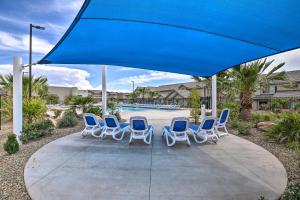 un grupo de sillas azules y blancas y una piscina en Desert Rose Townhome 35 Mi to Zion and State Parks, en Washington