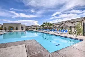 una gran piscina con sillas azules en Desert Rose Townhome 35 Mi to Zion and State Parks, en Washington