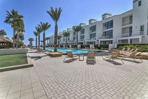 - une piscine avec des chaises longues et des palmiers dans l'établissement Resort Condo with Balcony and Ocean Views, à South Padre Island