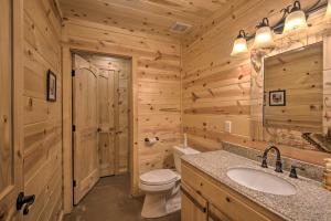 Foto da galeria de Cabin with Hot Tub Near Broken Bow Lake and Hiking em Broken Bow