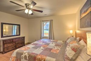 Tempat tidur dalam kamar di Cozy Smoky Mountain Cabin by Tuckasegee River!
