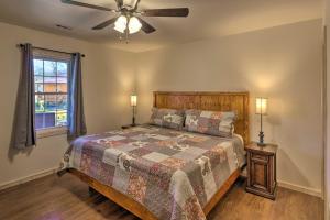 En eller flere senge i et værelse på Newly Built Smoky Mountain Cabin Near Bryson City!