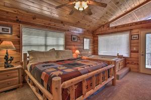 Ліжко або ліжка в номері Hidden Springs Cabin with Hot Tub, 2 Mi to Dollywood