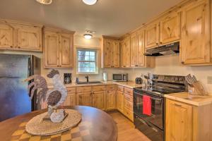 Dapur atau dapur kecil di Newly Built Smoky Mountain Cabin Near Bryson City!